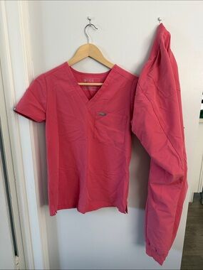 FIGS women’s xs scrubs top and joggers set